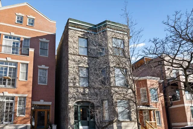 $3,995 | 3751 North Clifton Avenue, Unit CH2, Chicago, IL 60613