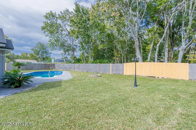 a view of a backyard