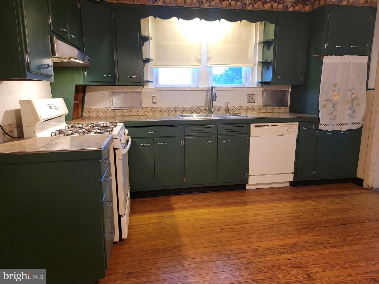 5122 Vera Cruz Road Emmaus, PA 18049 - Photo 14 of 30 kitchen