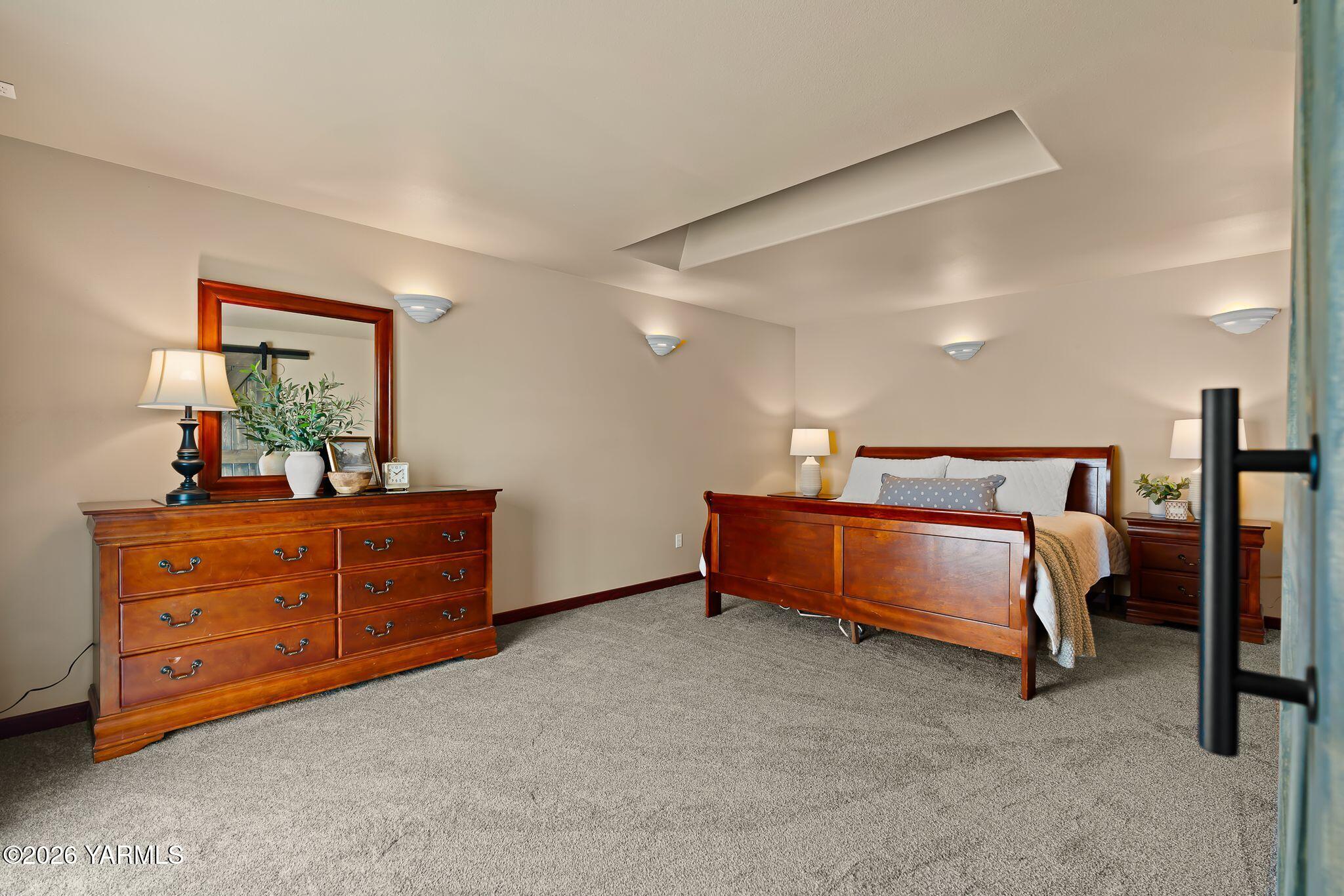 575 Parish Road Selah, WA 98942 - Photo 20 of 36 26_Primary Bedroom_ExpansiveAndInviting