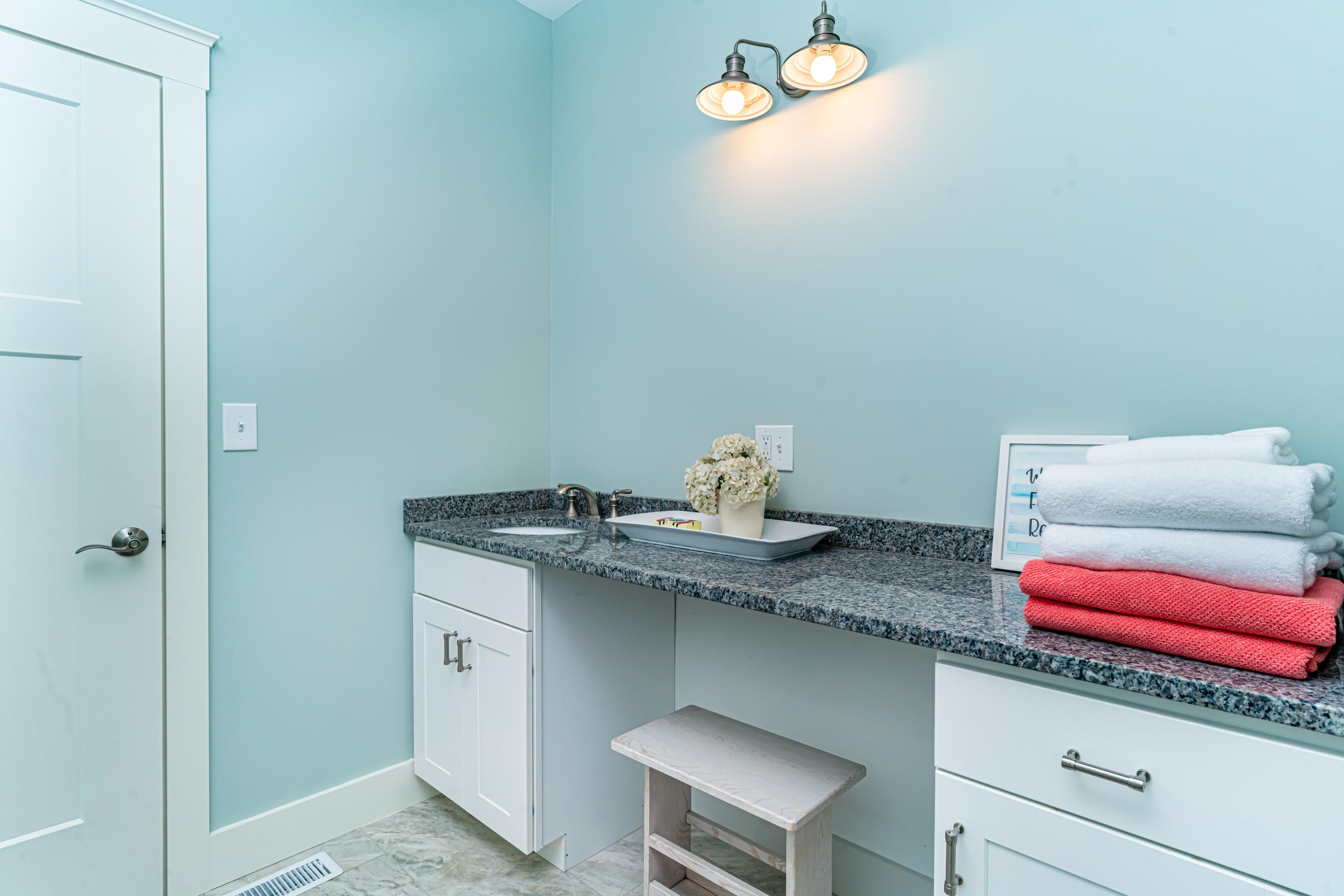 23 Hiltons Run Kittery Point, ME 03905 - Photo 40 of 50 Second floor bathroom