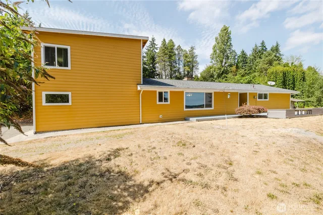 a view of a house with a backyard