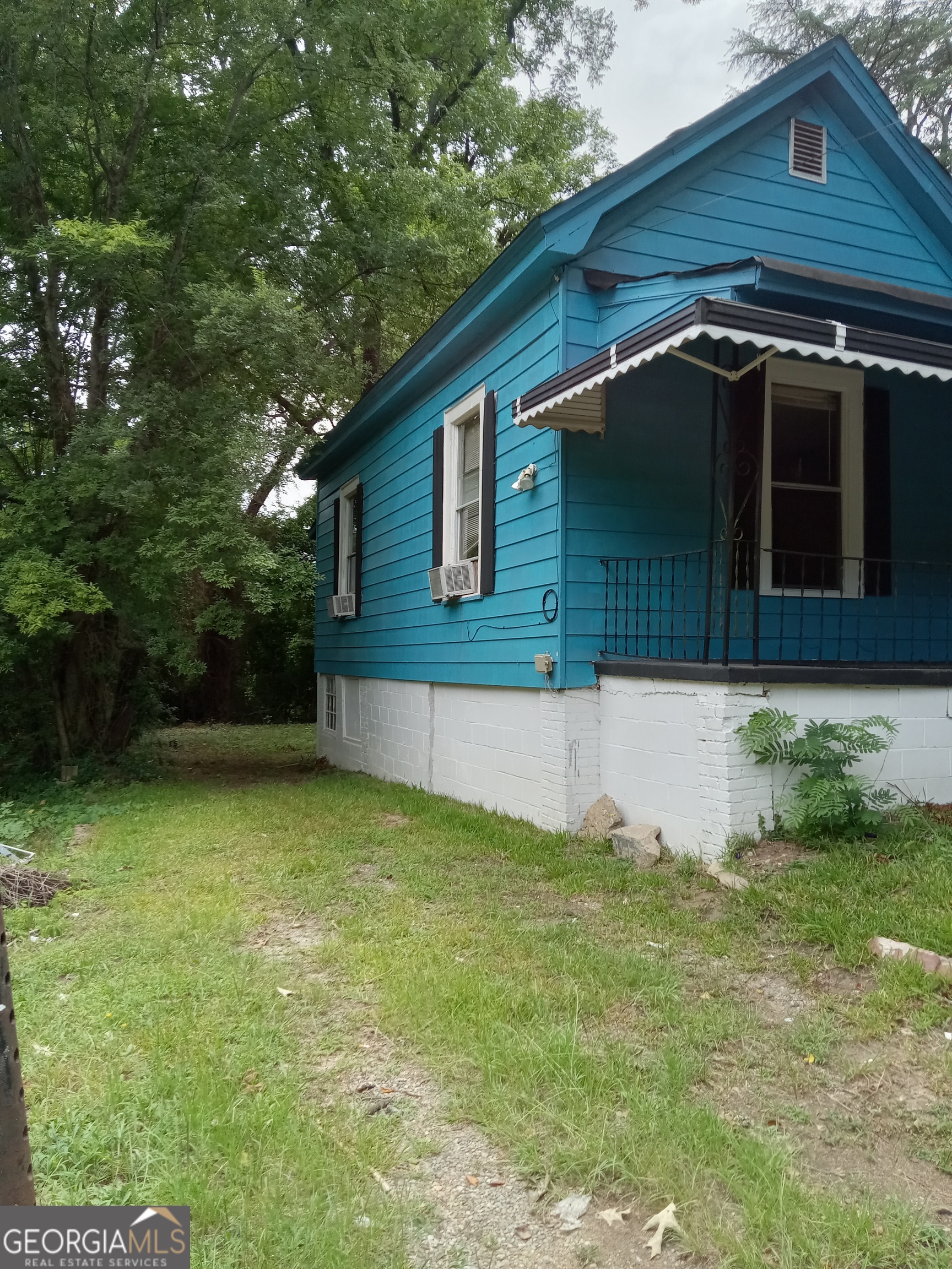 678 Dixie Avenue Macon, GA 31206 - Photo 2 of 19 a view of a house with a yard