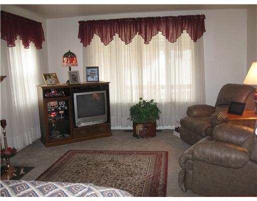 800 Blackhawk Road Beaver Falls, PA 15010 - Photo 4 of 17 Living Room.