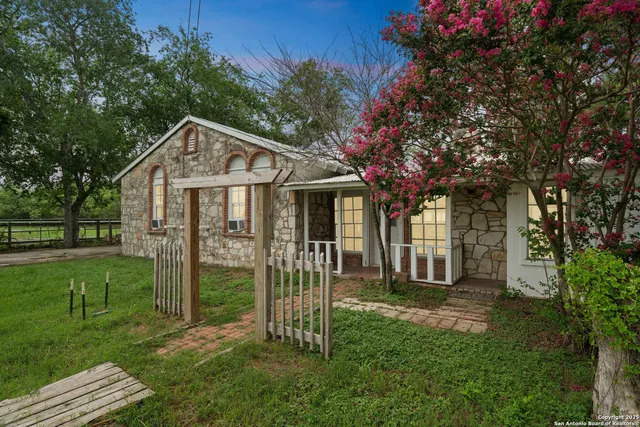 $149,900 | 897 Zig Zag Avenue, Devine, TX 78016