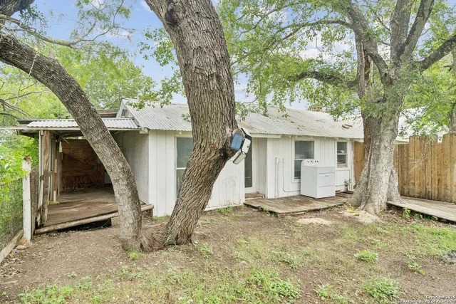 $149,900 | 897 Zig Zag Avenue, Devine, TX 78016