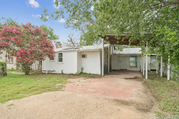 $129,900 | 897 Zig Zag Avenue, Devine, TX 78016
