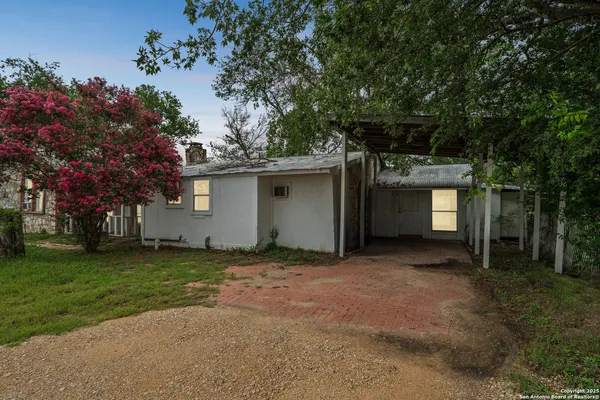 $129,900 | 897 Zig Zag Avenue, Devine, TX 78016