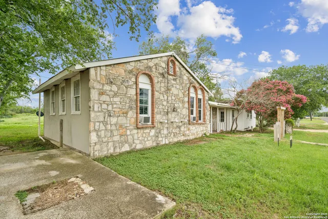 $149,900 | 897 Zig Zag Avenue, Devine, TX 78016