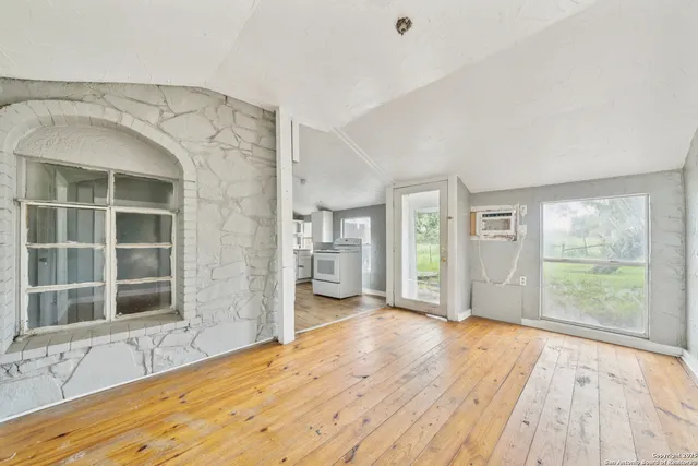 $149,900 | 897 Zig Zag Avenue, Devine, TX 78016