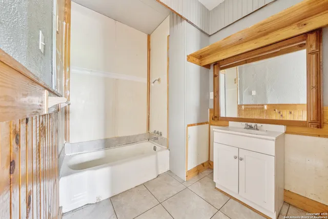 $149,900 | 897 Zig Zag Avenue, Devine, TX 78016