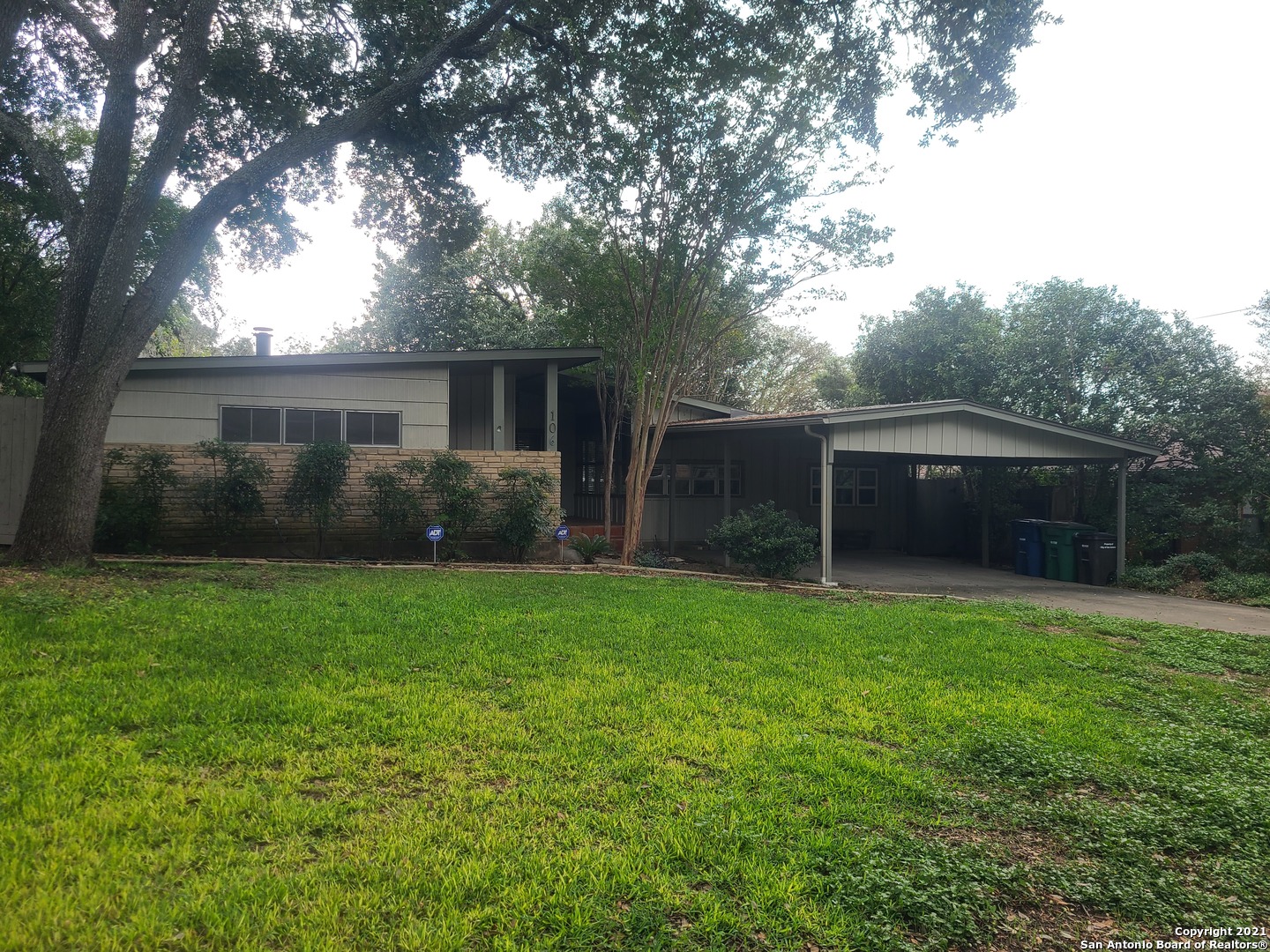 a view of an house with backyard space and garden