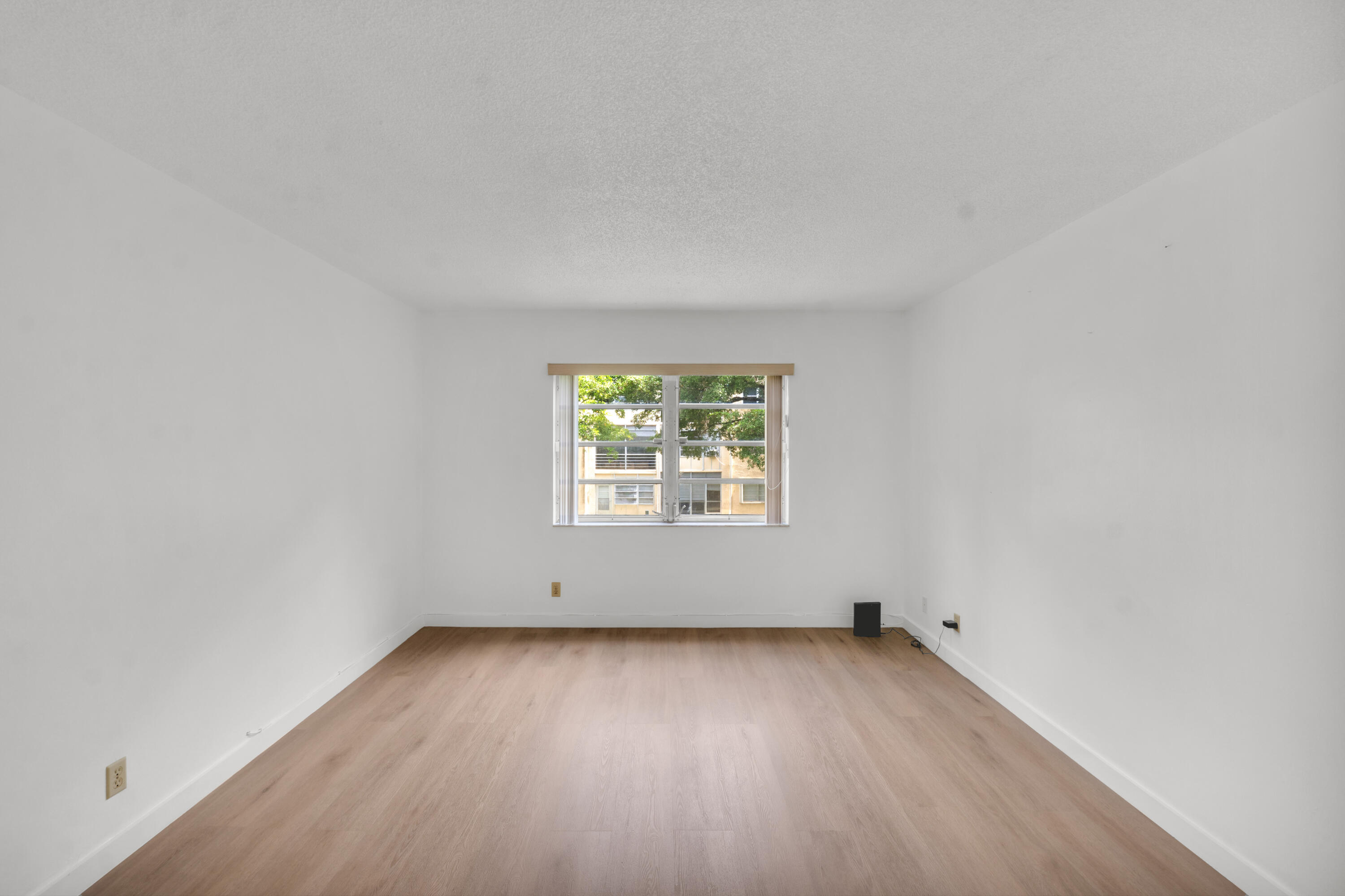 301 Cambridge Road, Unit 202 Hollywood, FL 33024 - Photo 15 of 38 Primary Bedroom