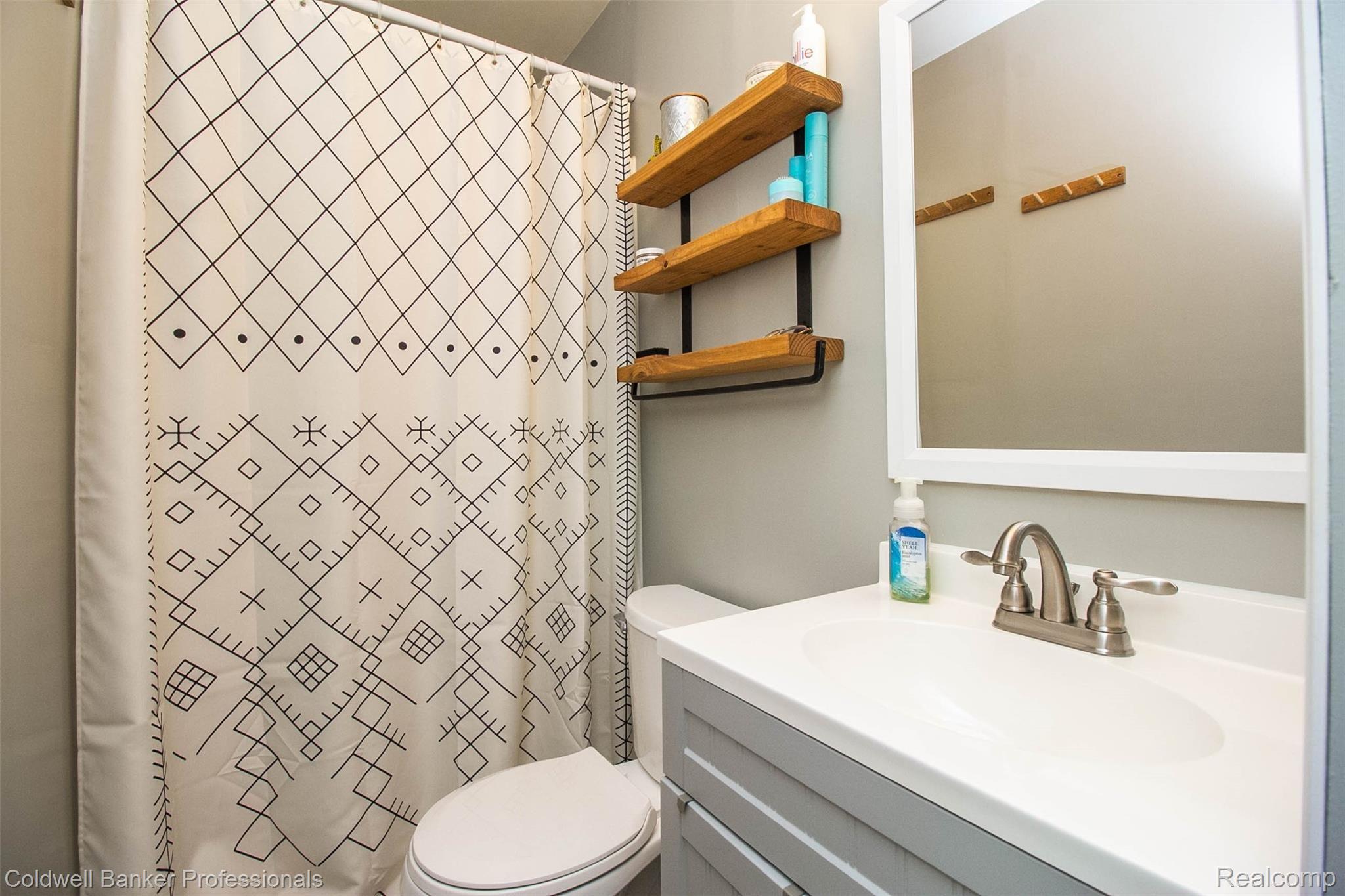 2550 Simpson Drive Rochester, MI 48309 - Photo 18 of 39 Private master bath