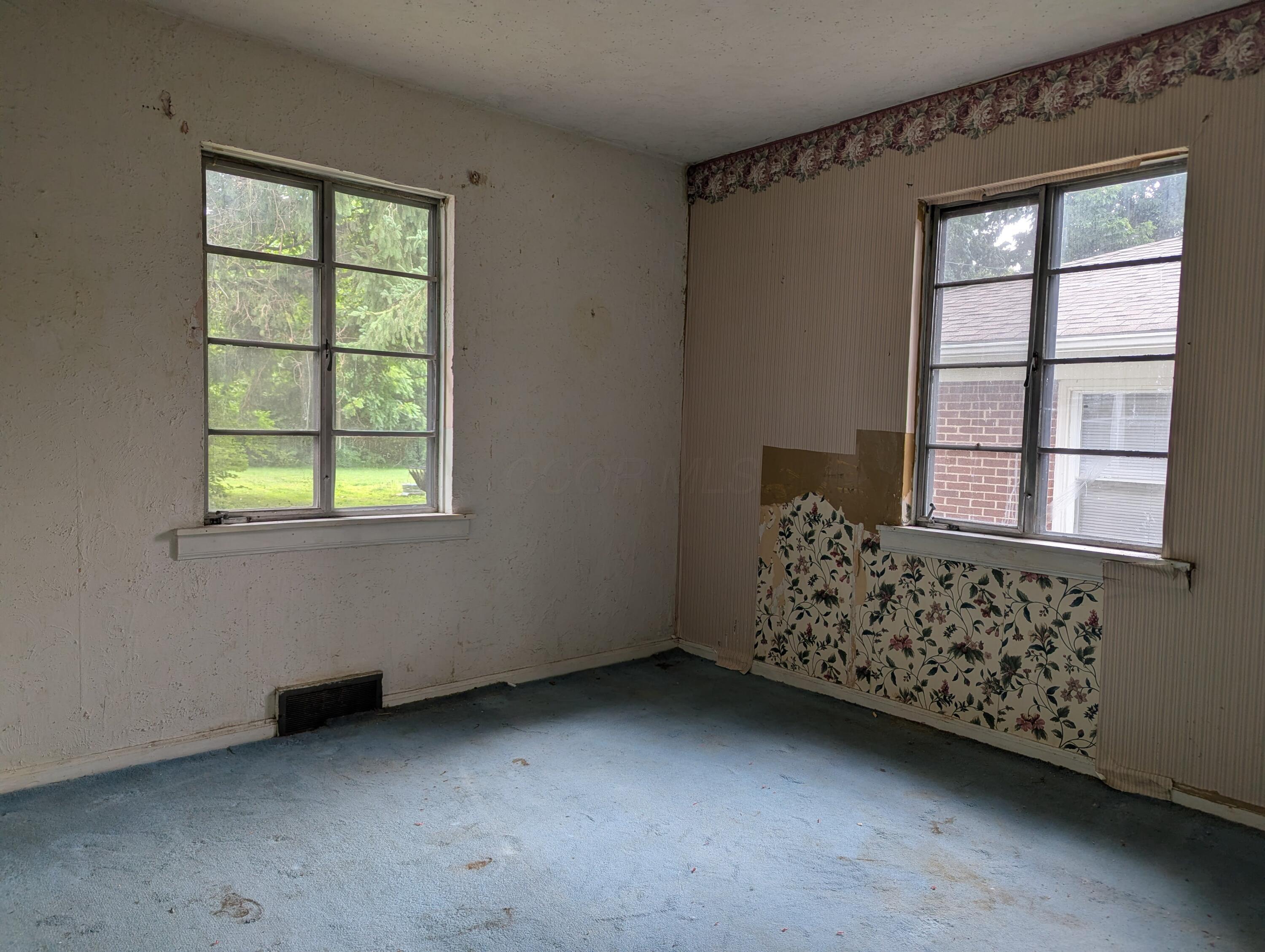 326 West Singer Street Springfield, OH 45506 - Photo 9 of 18 PXL_20260807_174333864.MP