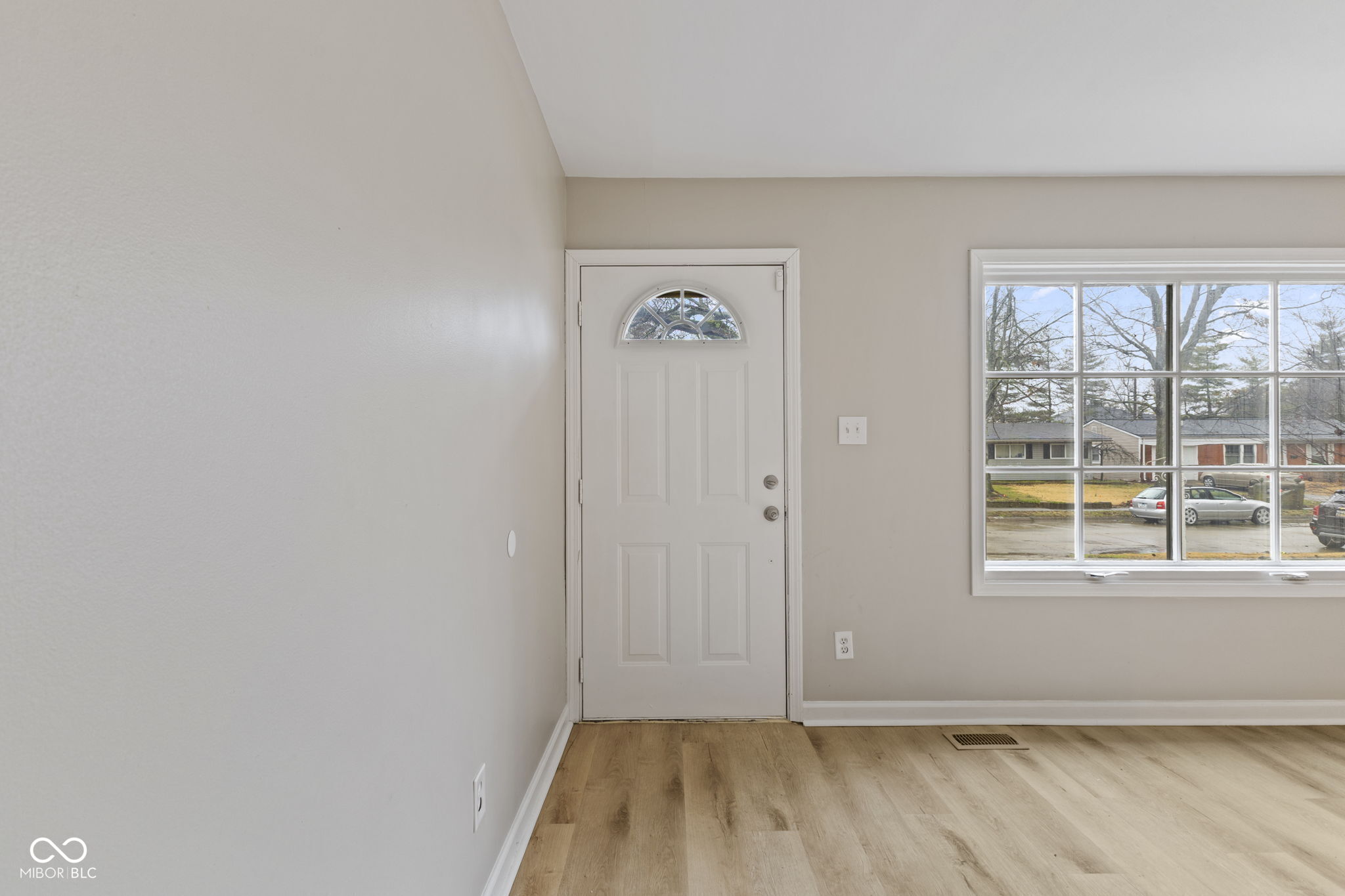 2815 Lucas Way Columbus, IN 47203 - Photo 3 of 31