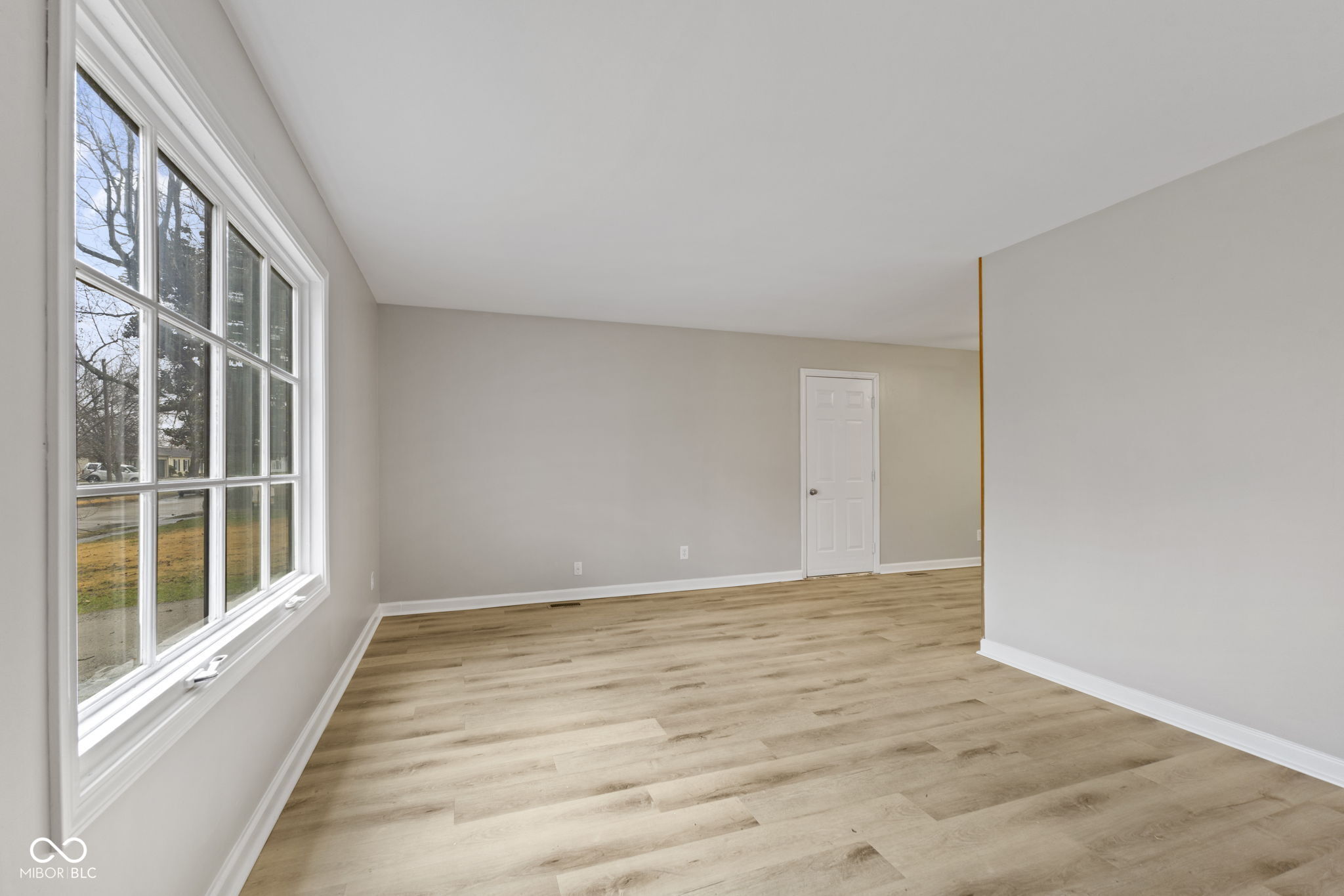 2815 Lucas Way Columbus, IN 47203 - Photo 4 of 31