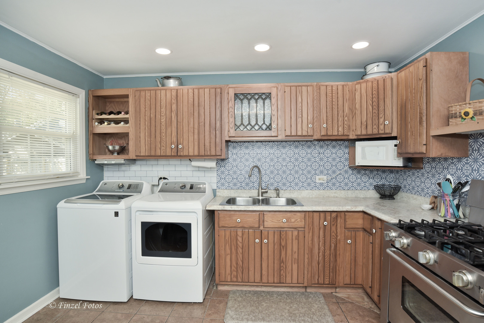 3101 Thrush Lane Rolling Meadows, IL 60008 - Photo 2 of 16 a kitchen with a sink stove and cabinets