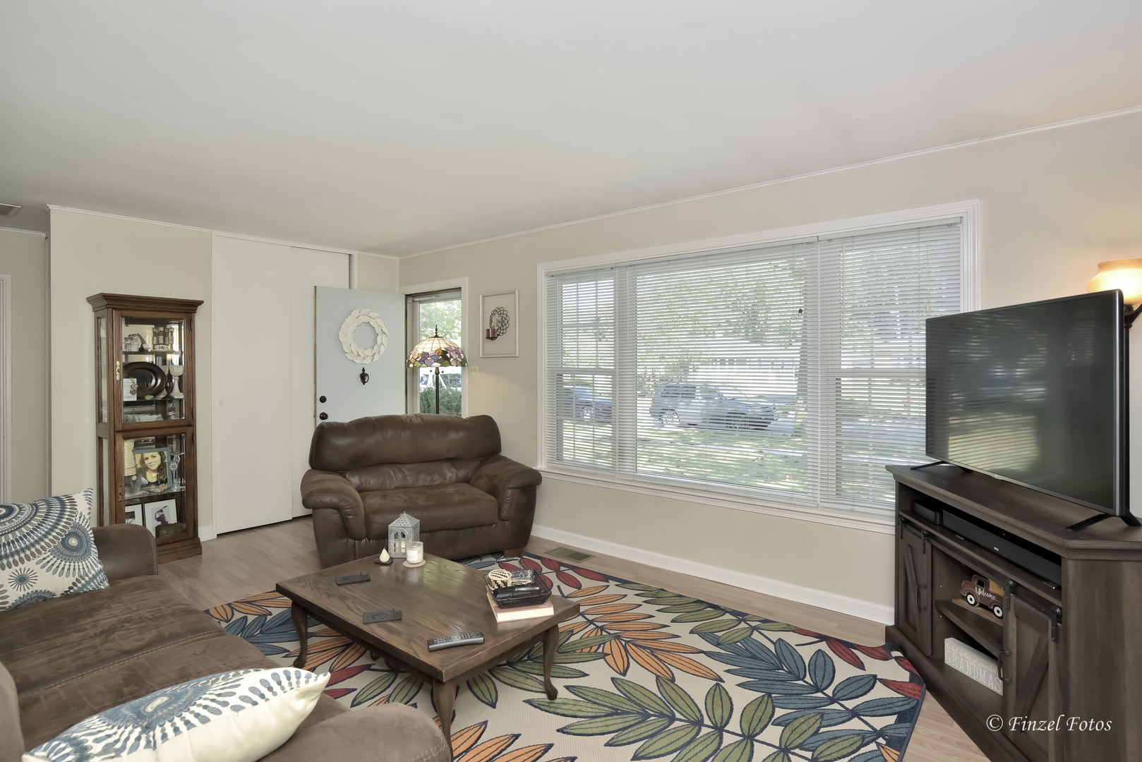3101 Thrush Lane Rolling Meadows, IL 60008 - Photo 6 of 16 a living room with furniture and a flat screen tv