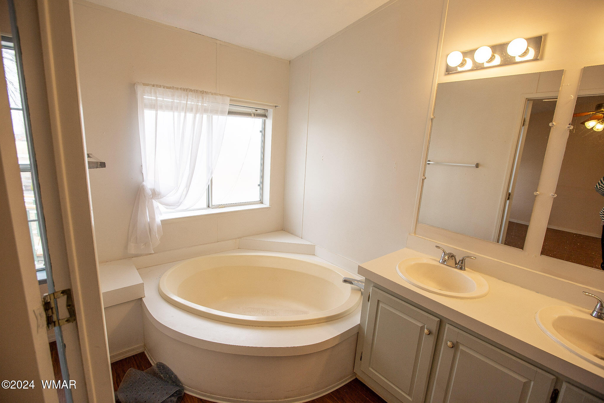 748 West School Bus Road Eagar, AZ 85925 - Photo 13 of 26 Primary Bathroom
