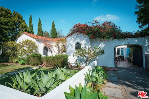 $2,449,000 | 1060 Superba Avenue, Venice, CA 90291