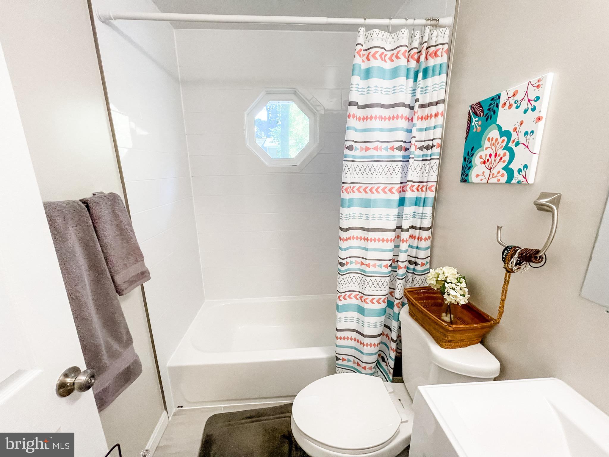733 Stinchcomb Road Severna Park, MD 21146 - Photo 20 of 50 Main upstairs bathroom