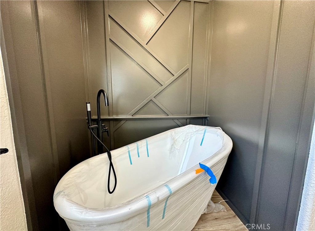 625 Tamarack Road Pinon Hills, CA 92372 - Photo 19 of 27 a bath tub sitting in a bathroom