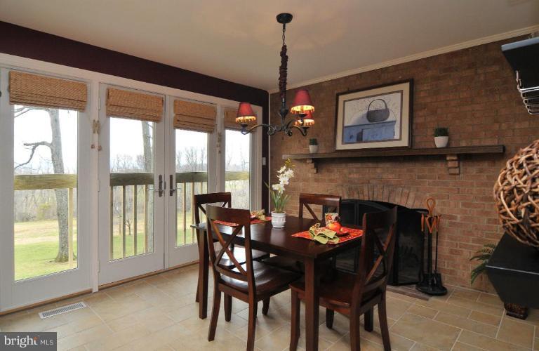 18841 Shelburne Glebe Road Leesburg, VA 20175 - Photo 9 of 30 Kitchen/Dining Room