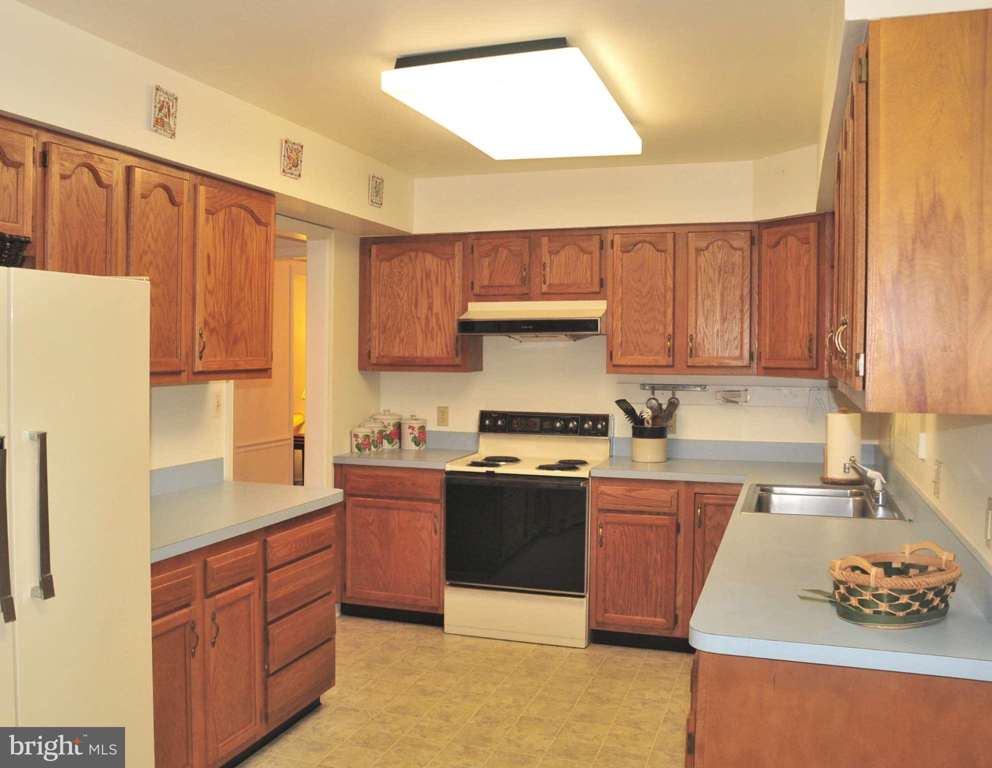 2572 Hidden Cove Road, Unit 156 Annapolis, MD 21401 - Photo 8 of 30 Large Country Kitchen
