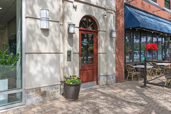 a view of entryway with seating space