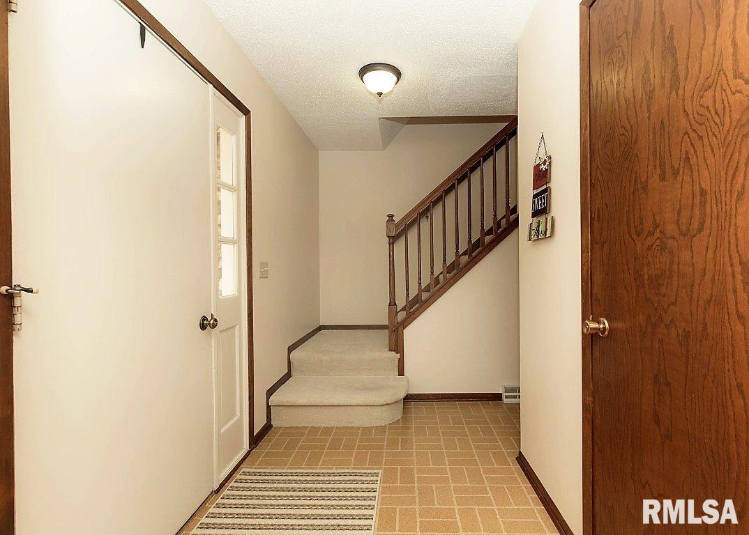 5200 White Post Road Bettendorf, IA 52722 - Photo 6 of 24