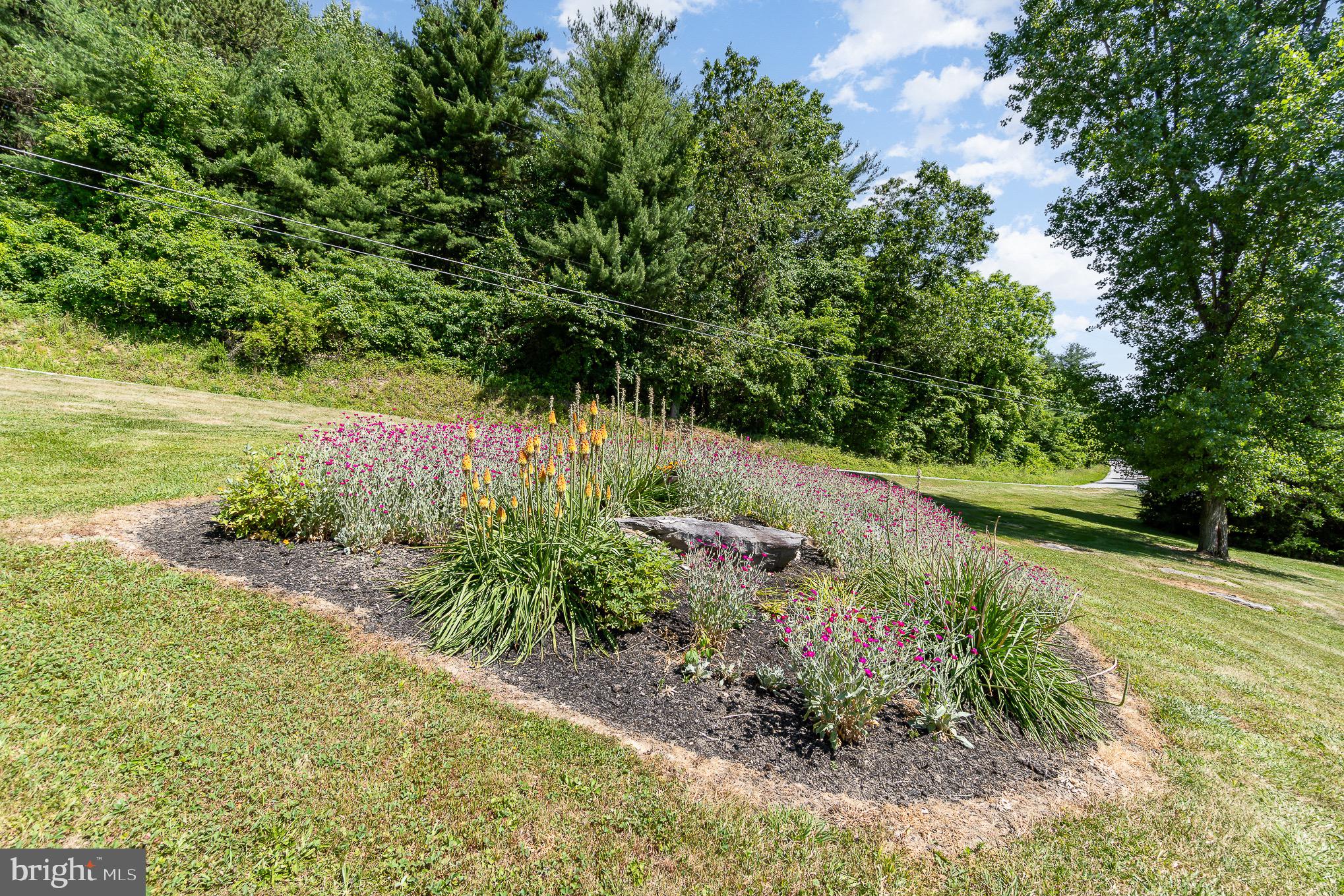 409 Buchanan Valley Road Orrtanna, PA 17353 - Photo 68 of 73 Flower beds