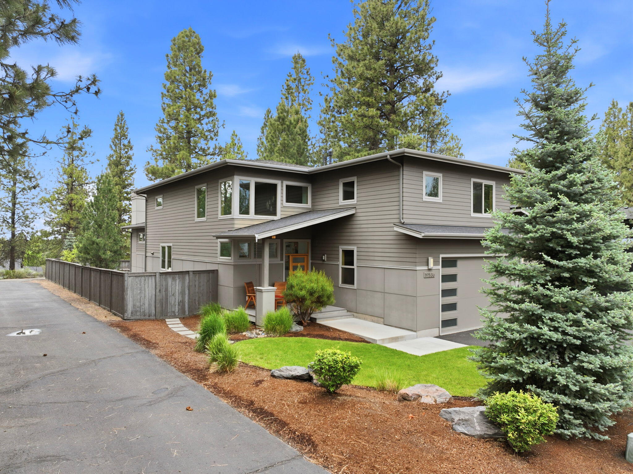 19536 East Campbell Road Bend, OR 97702 - Photo 3 of 58 3-web-or-mls-Riley_Visuals_001