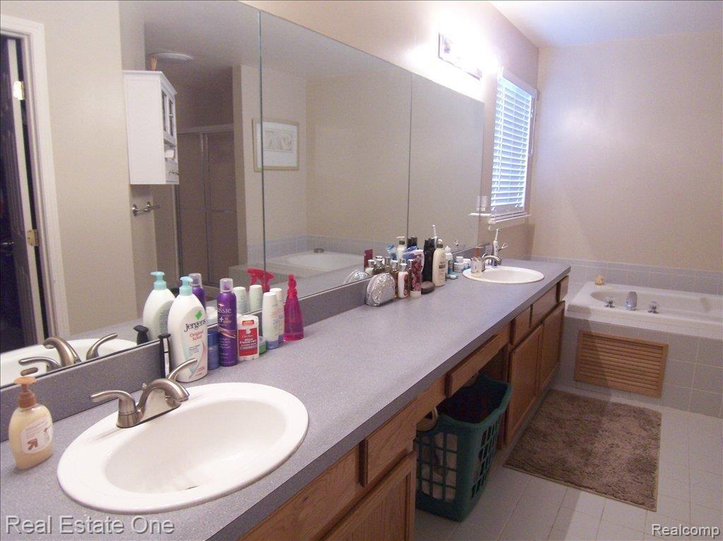 4301 Ridge Court Pinckney, MI 48169 - Photo 12 of 23 Master Bath