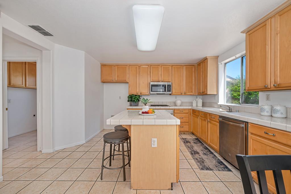 7828 Calzada Way Elk Grove, CA 95758 - Photo 26 of 58