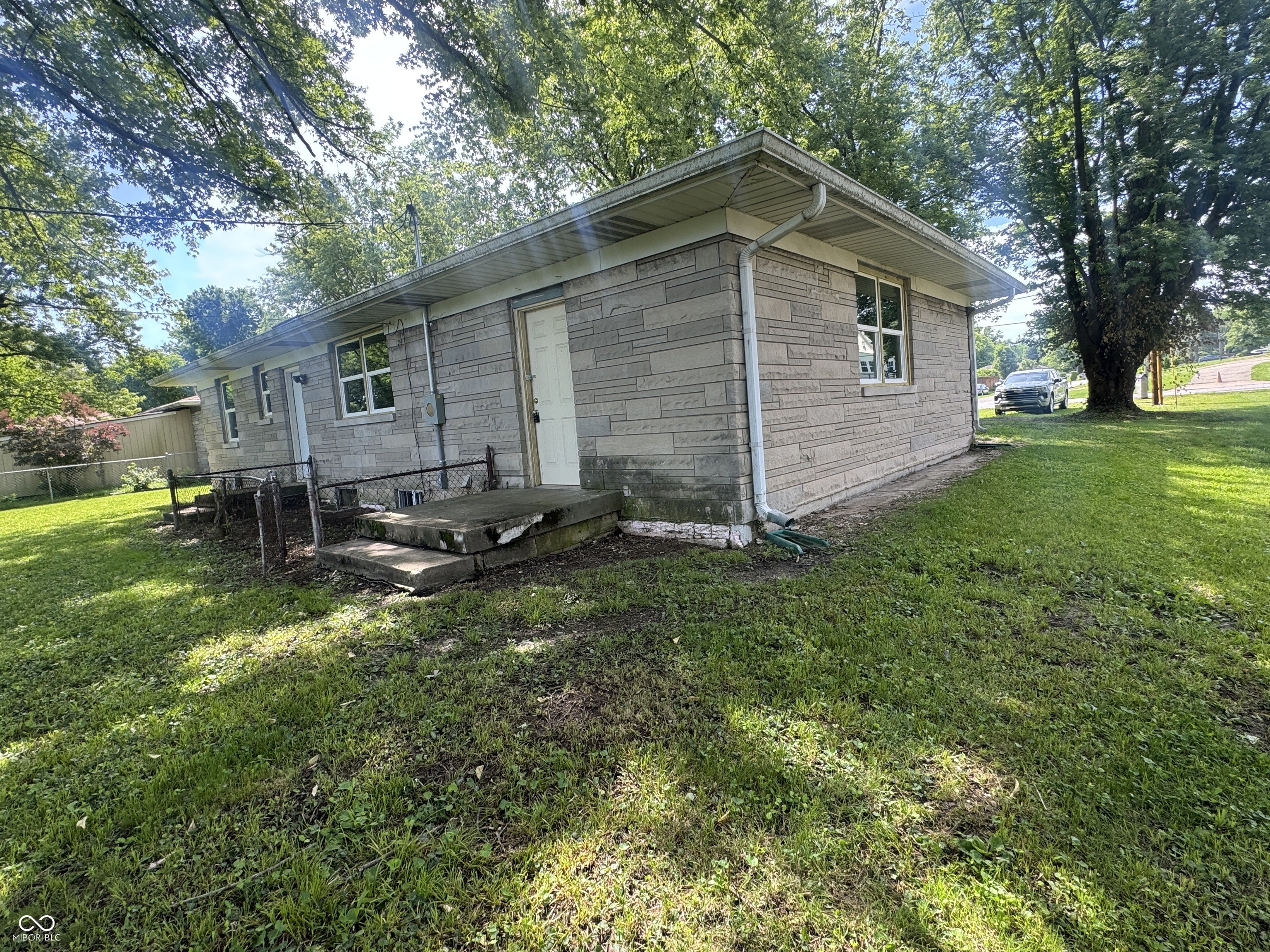 2324 East Thompson Road Indianapolis, IN 46227 - Photo 3 of 12