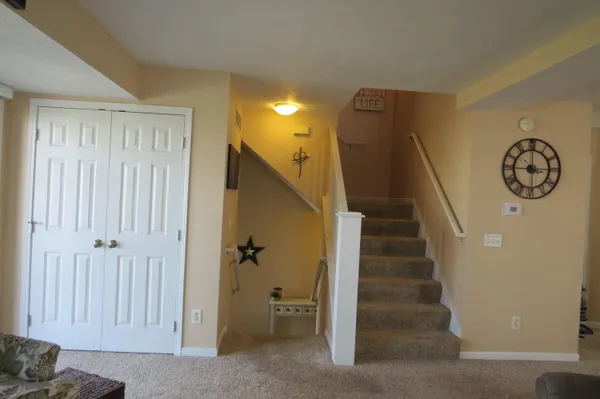 $305,000 | 2122 Sherwood Avenue, Holland, MI 49423