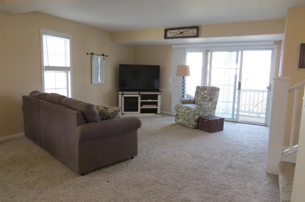 $305,000 | 2122 Sherwood Avenue, Holland, MI 49423
