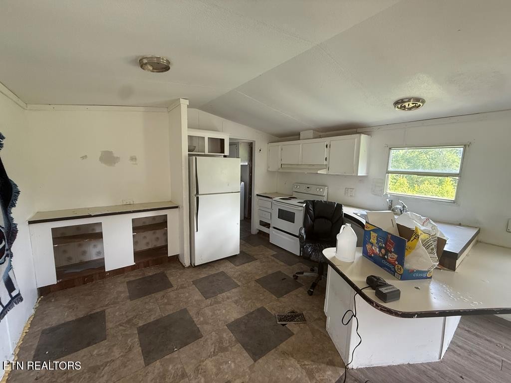 7224 Thomas Twin Oaks Road Baxter, TN 38544 - Photo 12 of 26 a kitchen with stainless steel appliances granite countertop a refrigerator sink and stove