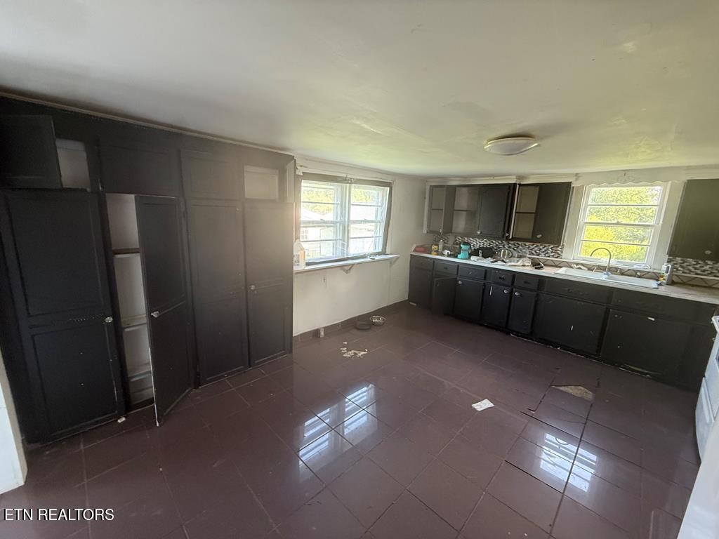 7224 Thomas Twin Oaks Road Baxter, TN 38544 - Photo 15 of 26 a kitchen with granite countertop a stove and refrigerator