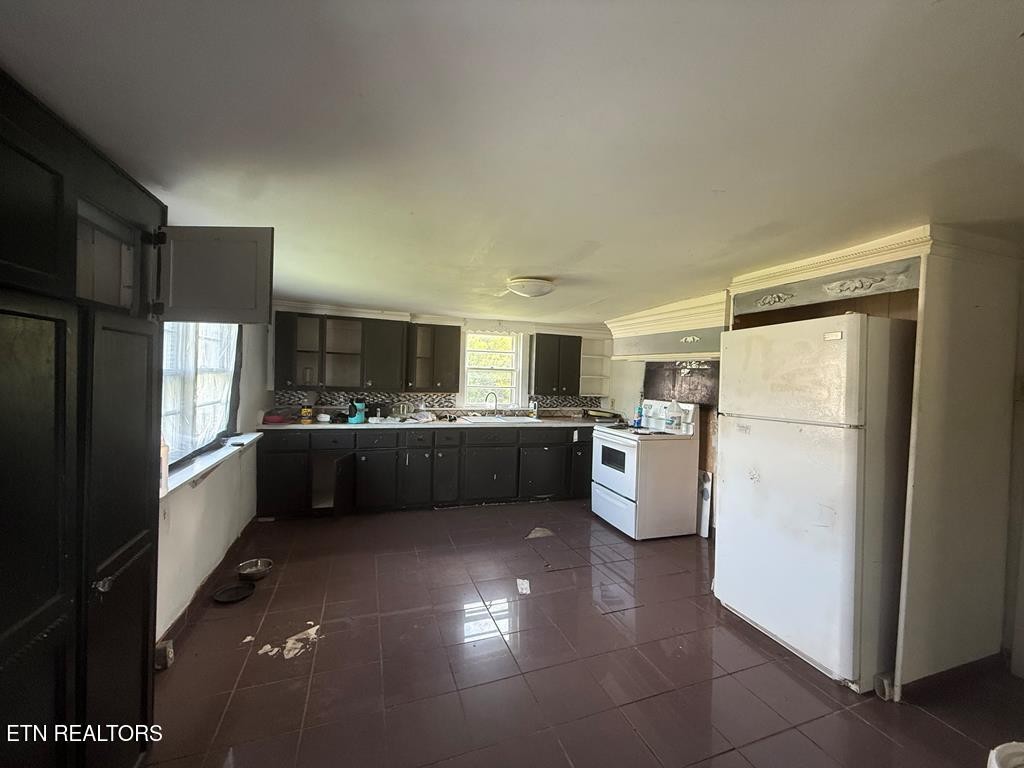 7224 Thomas Twin Oaks Road Baxter, TN 38544 - Photo 17 of 26 a kitchen with a refrigerator a sink and a stove