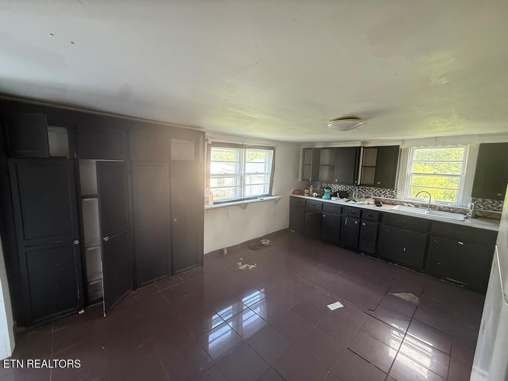 7224 Thomas Twin Oaks Road Baxter, TN 38544 - Photo 18 of 26 a kitchen with stainless steel appliances a refrigerator and a sink