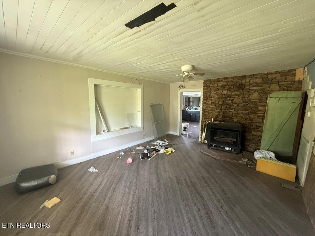 7224 Thomas Twin Oaks Road Baxter, TN 38544 - Photo 20 of 26 a living room with furniture and a fireplace
