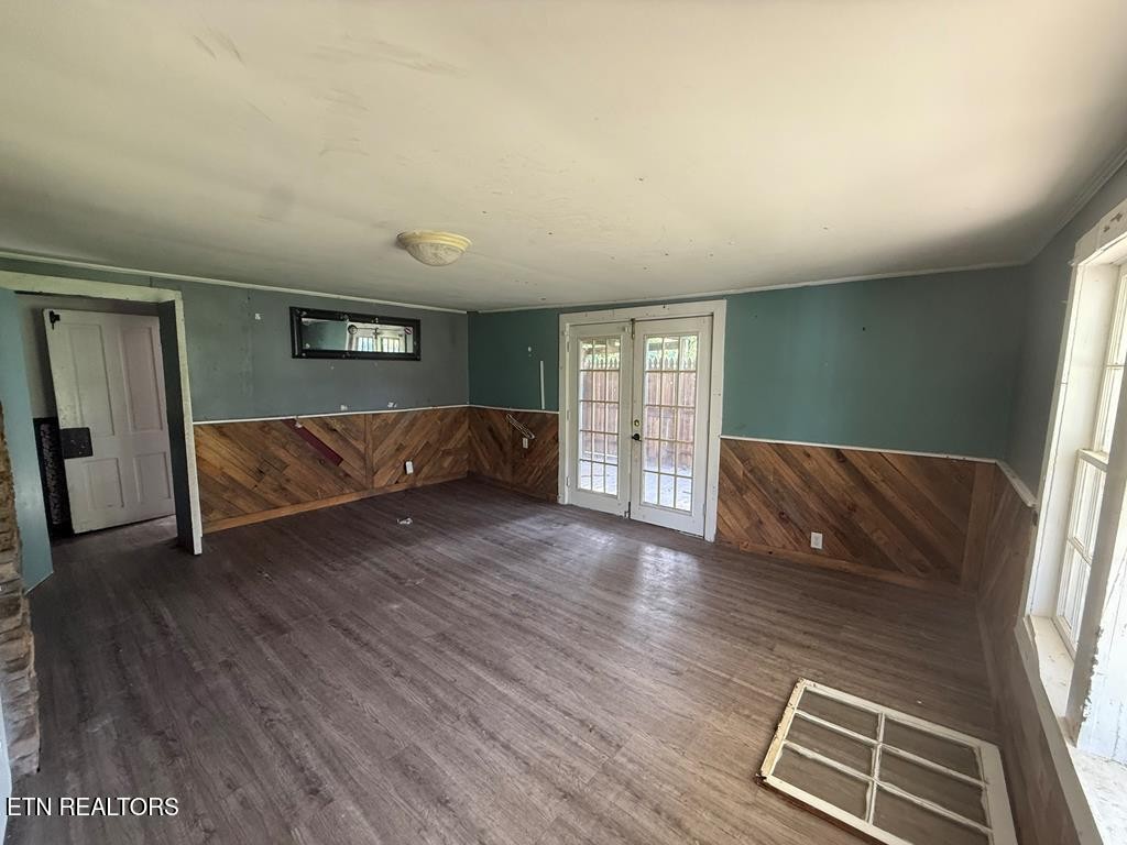 7224 Thomas Twin Oaks Road Baxter, TN 38544 - Photo 21 of 26 a living room with a couch and a window