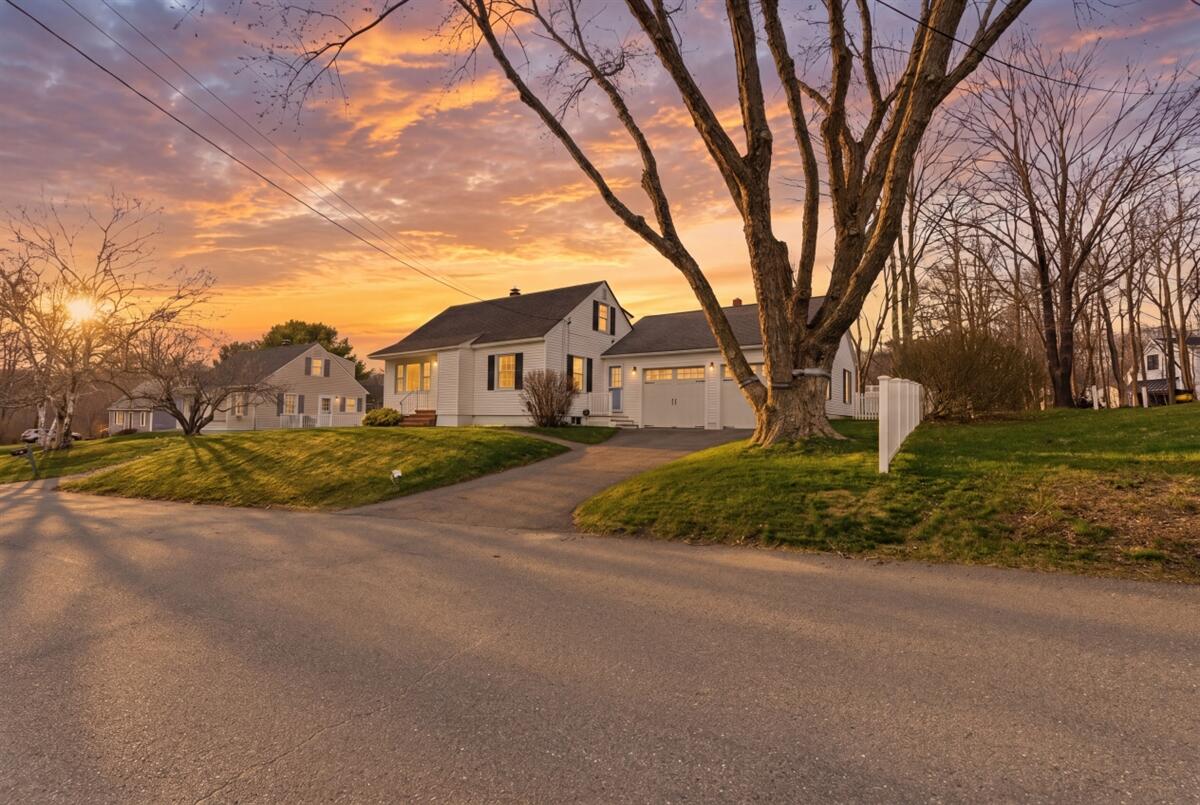 15 Grover Road Cape Elizabeth, ME 04107 - Photo 2 of 60 2 01