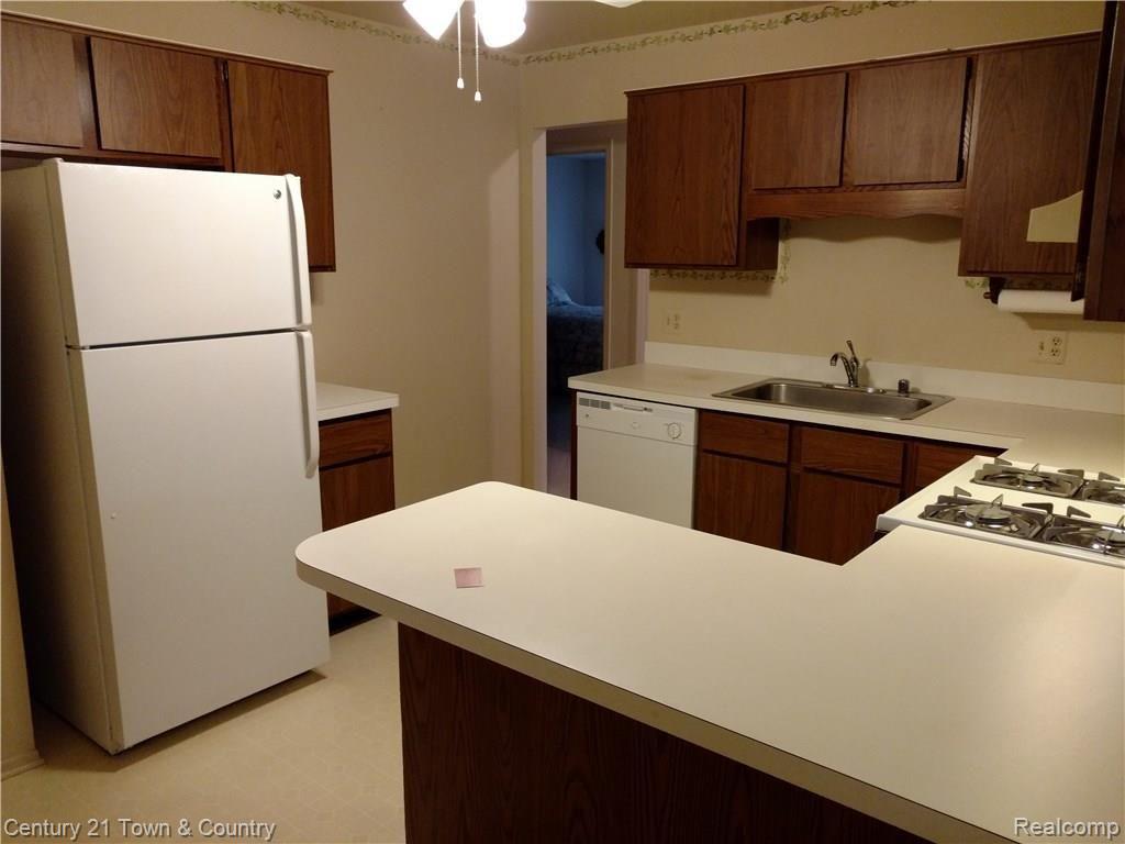 1368 Crescent Lane, Unit 303 Rochester Hills, MI 48306 - Photo 6 of 10
