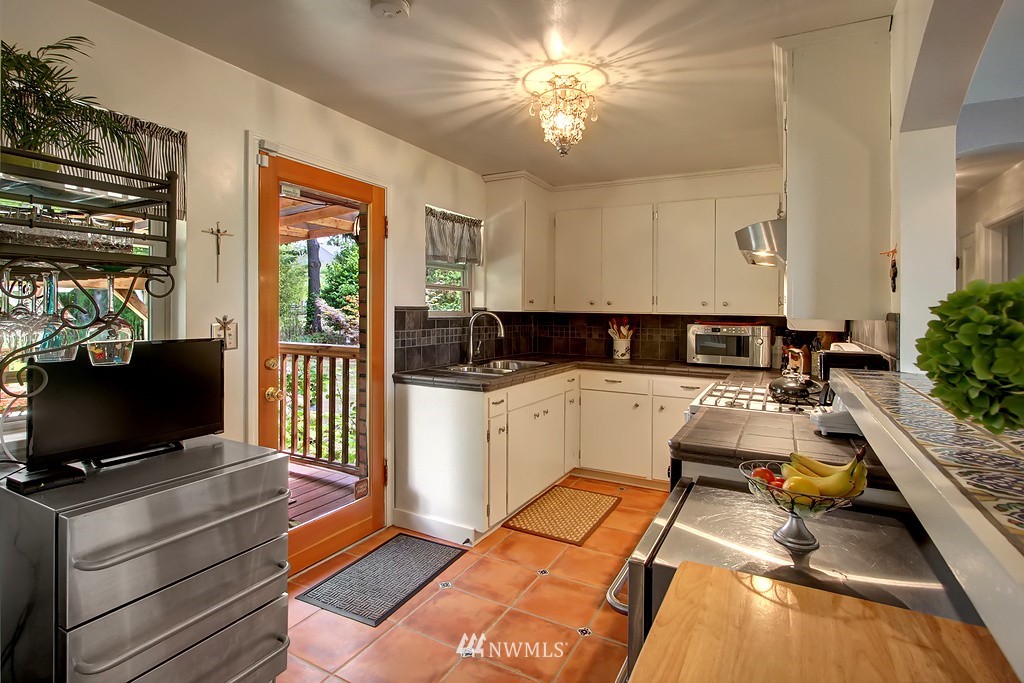 9840 40th Avenue Southwest Seattle, WA 98136 - Photo 8 of 20 Gallery Image 8