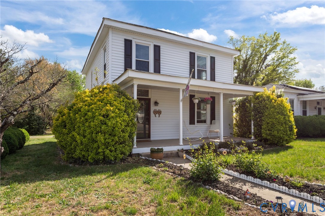 View of front of property featuring a front lawn a