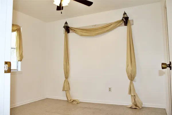 $2,300 | 218 Smith Street, Columbus, TX 78934