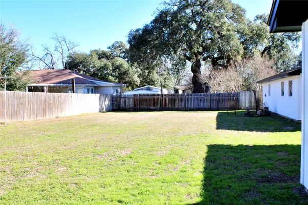 $2,300 | 218 Smith Street, Columbus, TX 78934